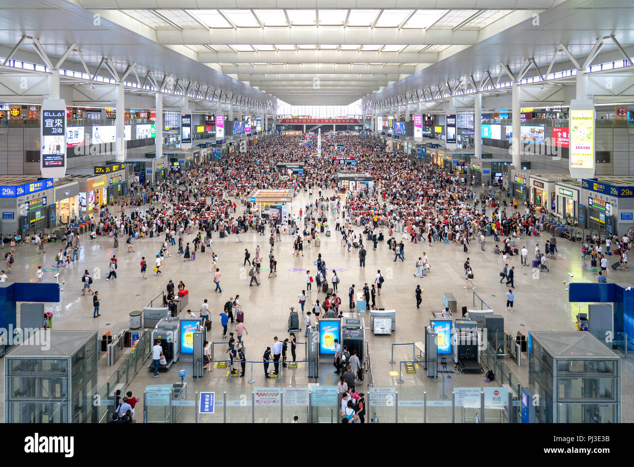 La gare de Shanghai Hongqiao encombrée de touristes et d'étudiants pendant les vacances. Banque D'Images