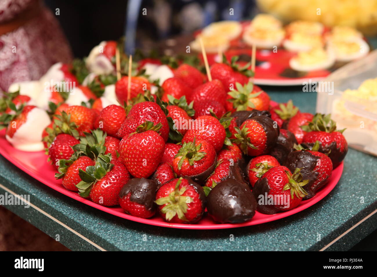 Des fraises au chocolat sur la table Banque D'Images
