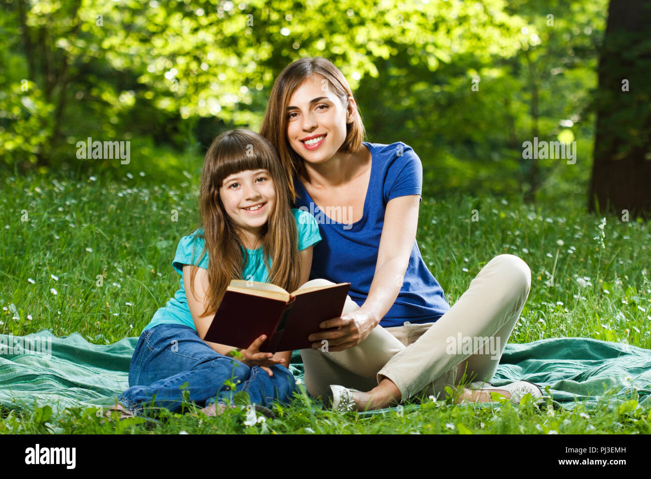 Mère et fille lire un livre Banque D'Images