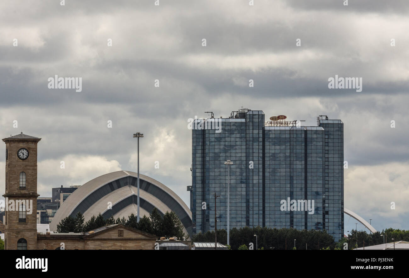 Glasgow, Scotland, UK - 17 juin 2012 : Crown Plaza Hotel et l'Armadillo SEC avec horloge et une partie de la Clyde Arc sous les nuages. Banque D'Images
