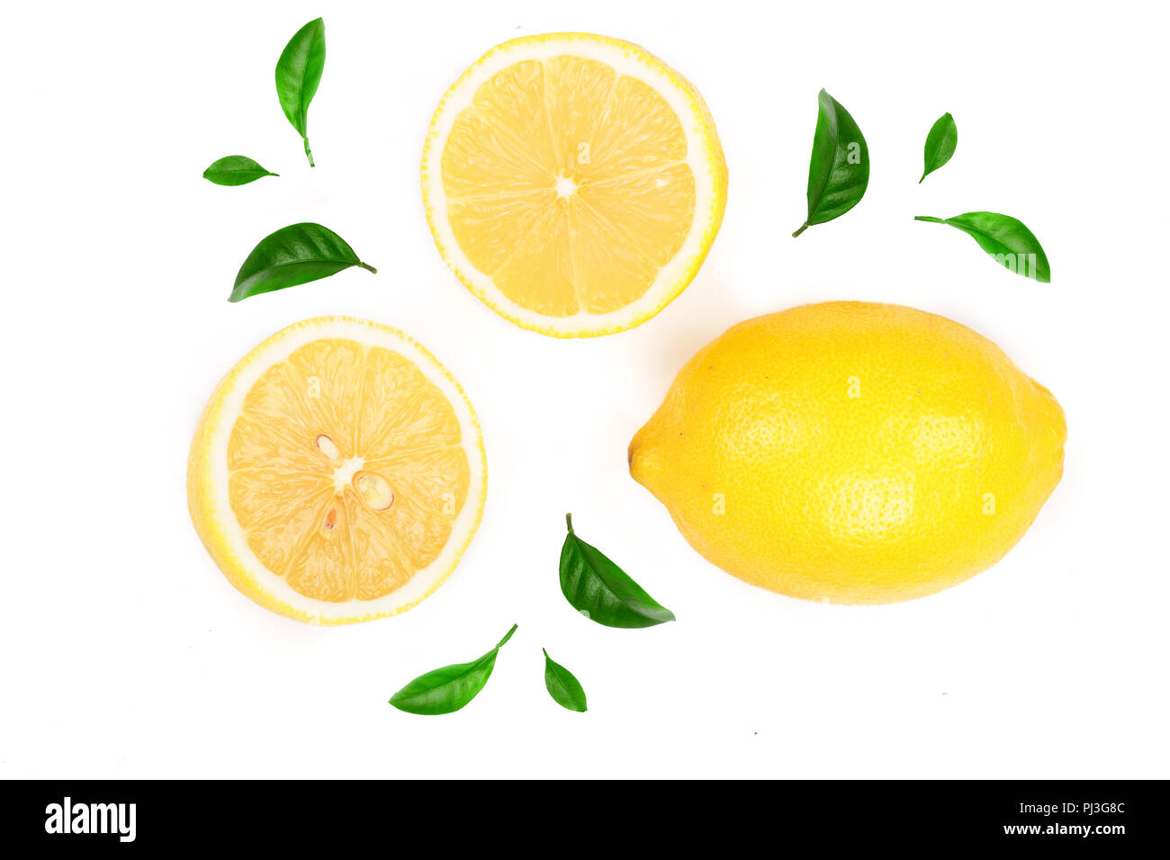 Tranches de citron et feuilles avec isolé sur fond blanc. Mise à plat, vue du dessus Banque D'Images