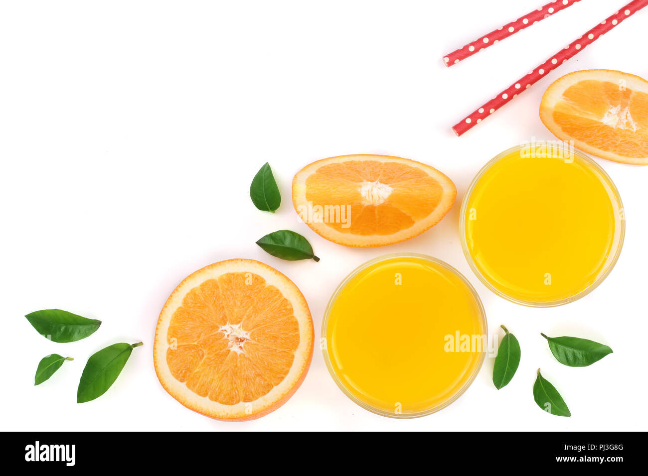 Verre de jus d'orange avec des tranches d'agrumes et de feuilles isolées sur fond blanc avec l'exemplaire de l'espace pour votre texte, vue d'en haut Banque D'Images