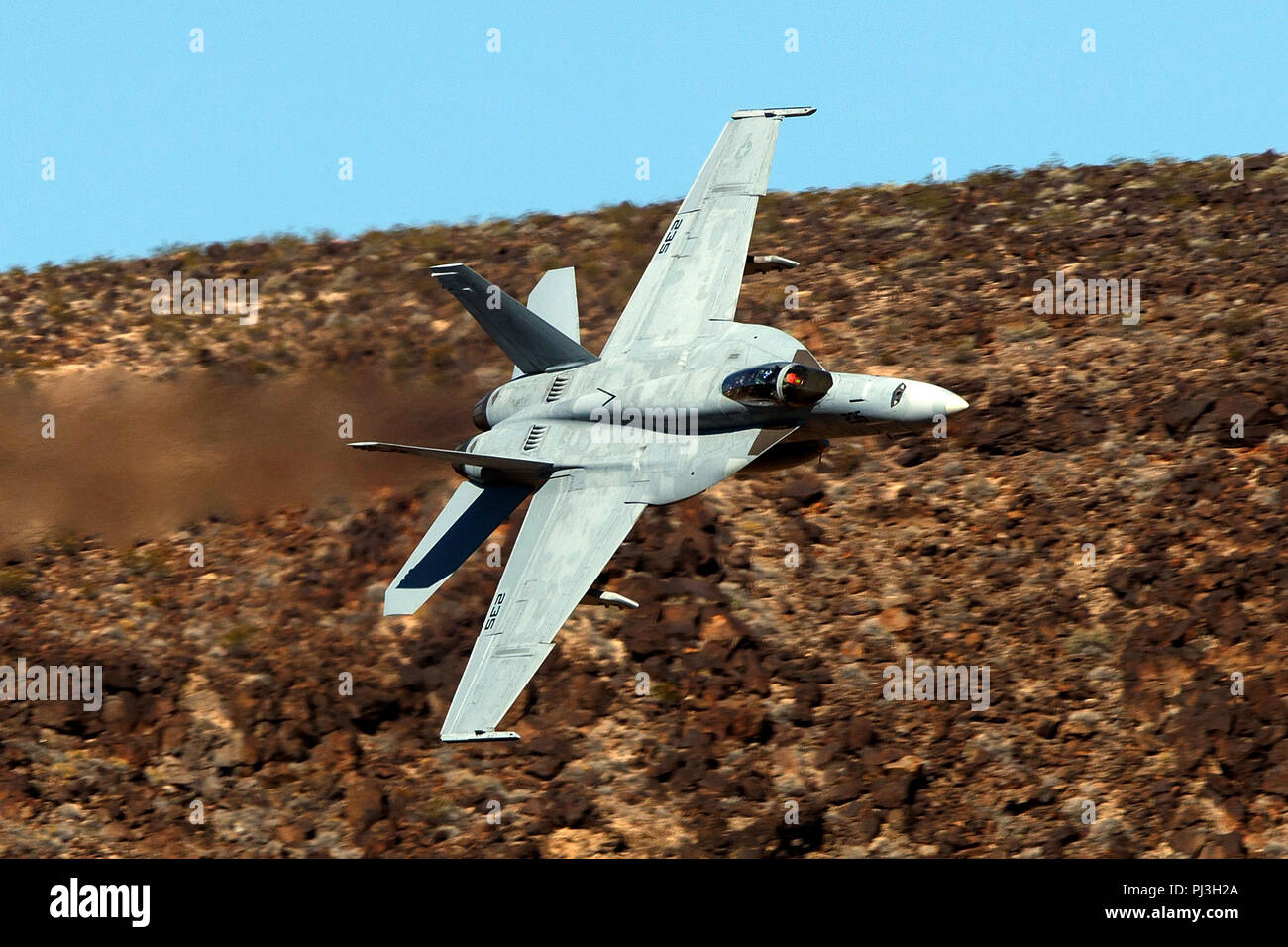 United States Navy Boeing F/A-18E Super Hornet (côté 235) avec un système de ravitaillement en vol de l'pod ARS VFA-122 Flying Eagles squadron vole bas niveau sur la transition par Star Wars Jedi Canyon / Rainbow Canyon, Death Valley National Park, Panamint Springs, California, United States of America Banque D'Images