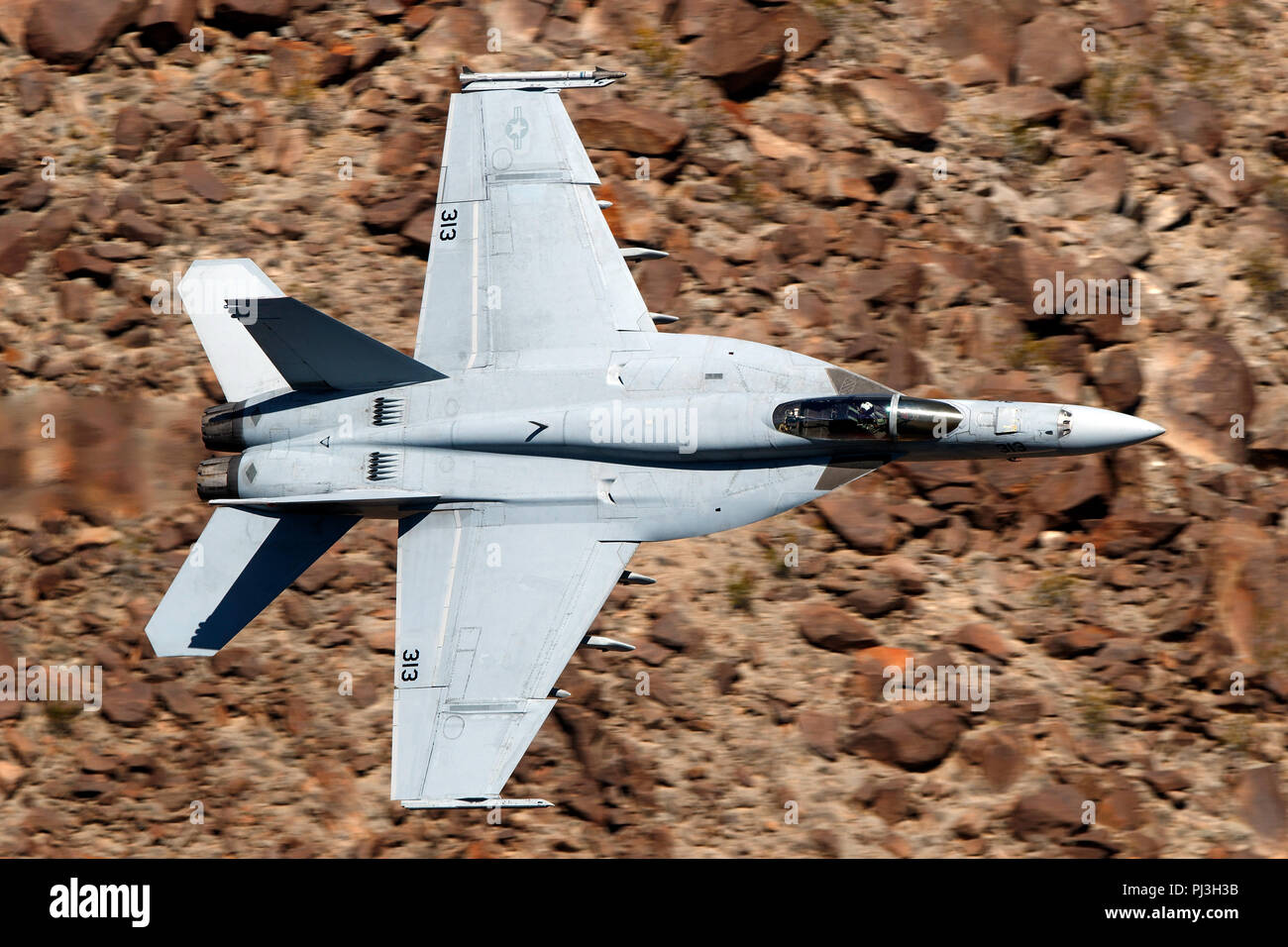 United States Navy Boeing F/A-18E Super Hornet (313) côté de la VFA-146 diamants bleus squadron vole bas niveau sur la transition par Star Wars Jedi Canyon / Rainbow Canyon, Death Valley National Park, Panamint Springs, California, United States of America Banque D'Images