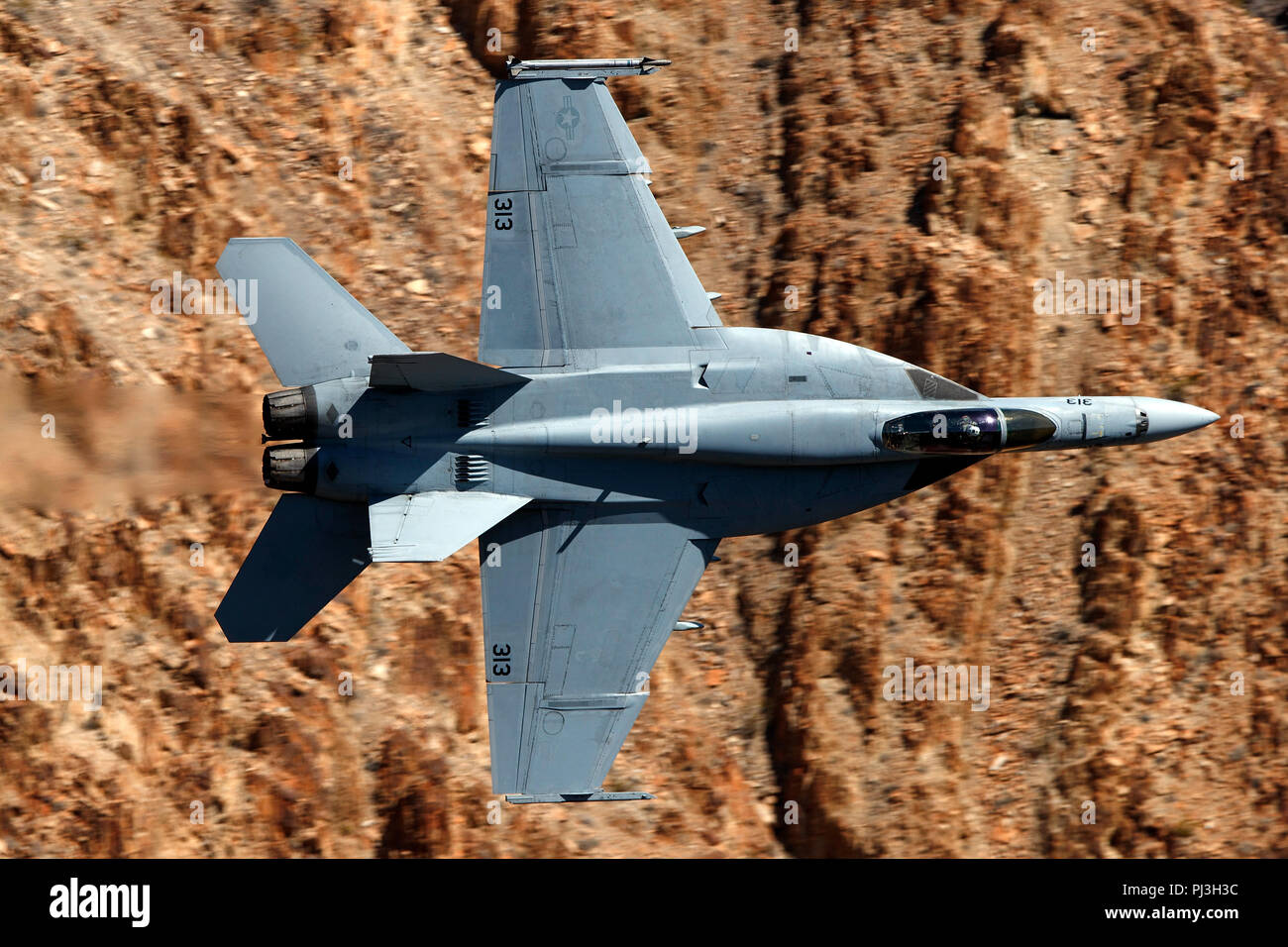 United States Navy Boeing F/A-18E Super Hornet (313) côté de la VFA-146 diamants bleus squadron vole bas niveau sur la transition par Star Wars Jedi Canyon / Rainbow Canyon, Death Valley National Park, Panamint Springs, California, United States of America Banque D'Images