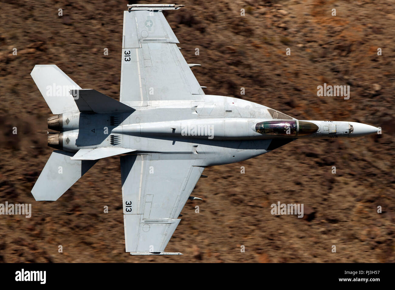 United States Navy Boeing F/A-18E Super Hornet (313) côté de la VFA-146 diamants bleus squadron vole bas niveau sur la transition par Star Wars Jedi Canyon / Rainbow Canyon, Death Valley National Park, Panamint Springs, California, United States of America Banque D'Images