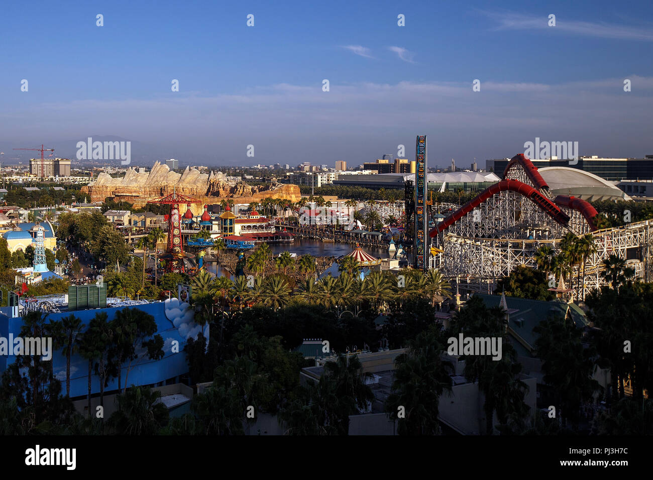 Vue aérienne du parc Disney California Adventure, Parc Disneyland, Anaheim, Californie, États-Unis d'Amérique Banque D'Images