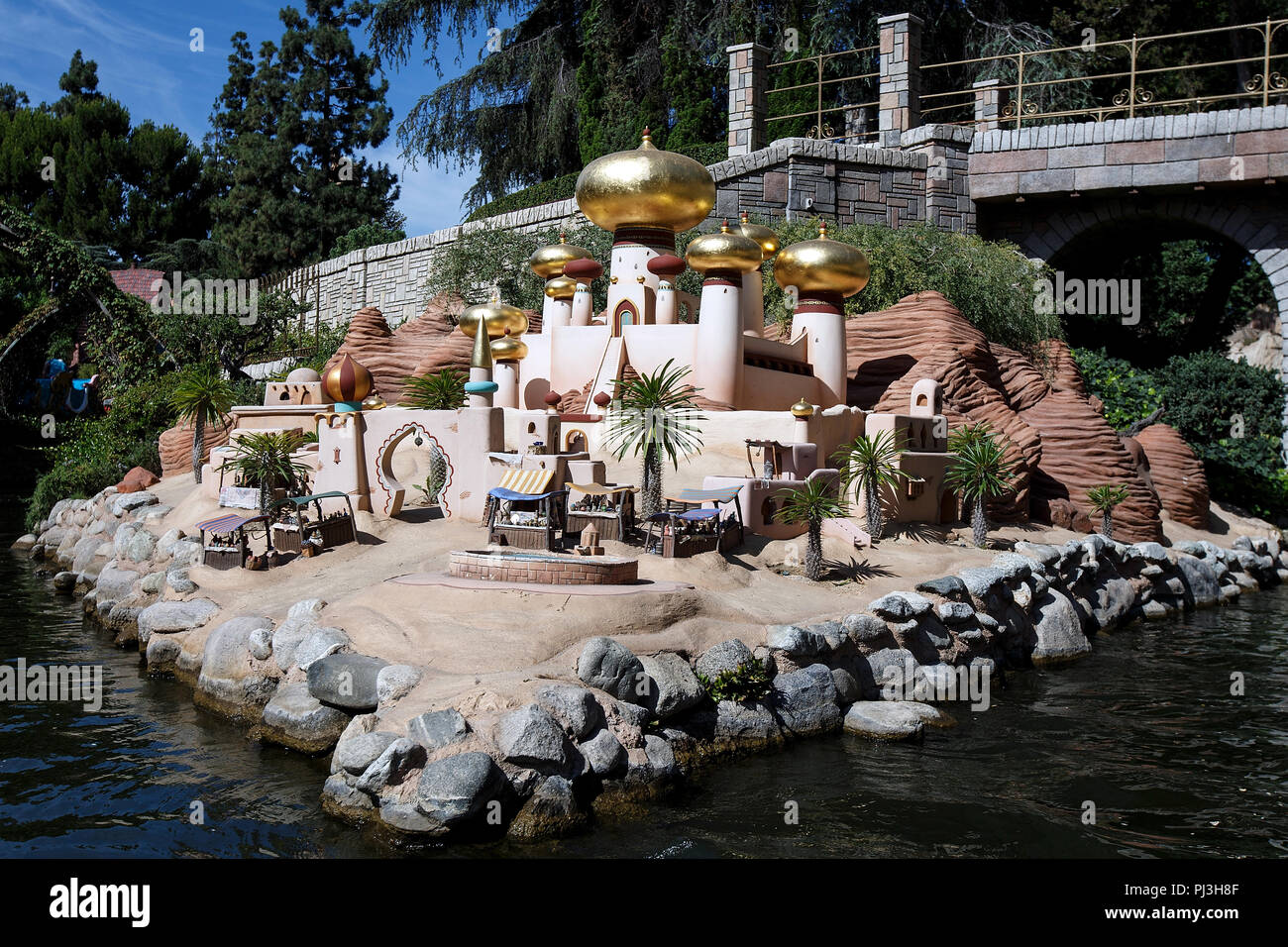 Palais du Sultan d'Aladdin afficher sur le Storybook Land Canal Boats ride, Parc Disneyland, Anaheim, Californie, États-Unis d'Amérique Banque D'Images