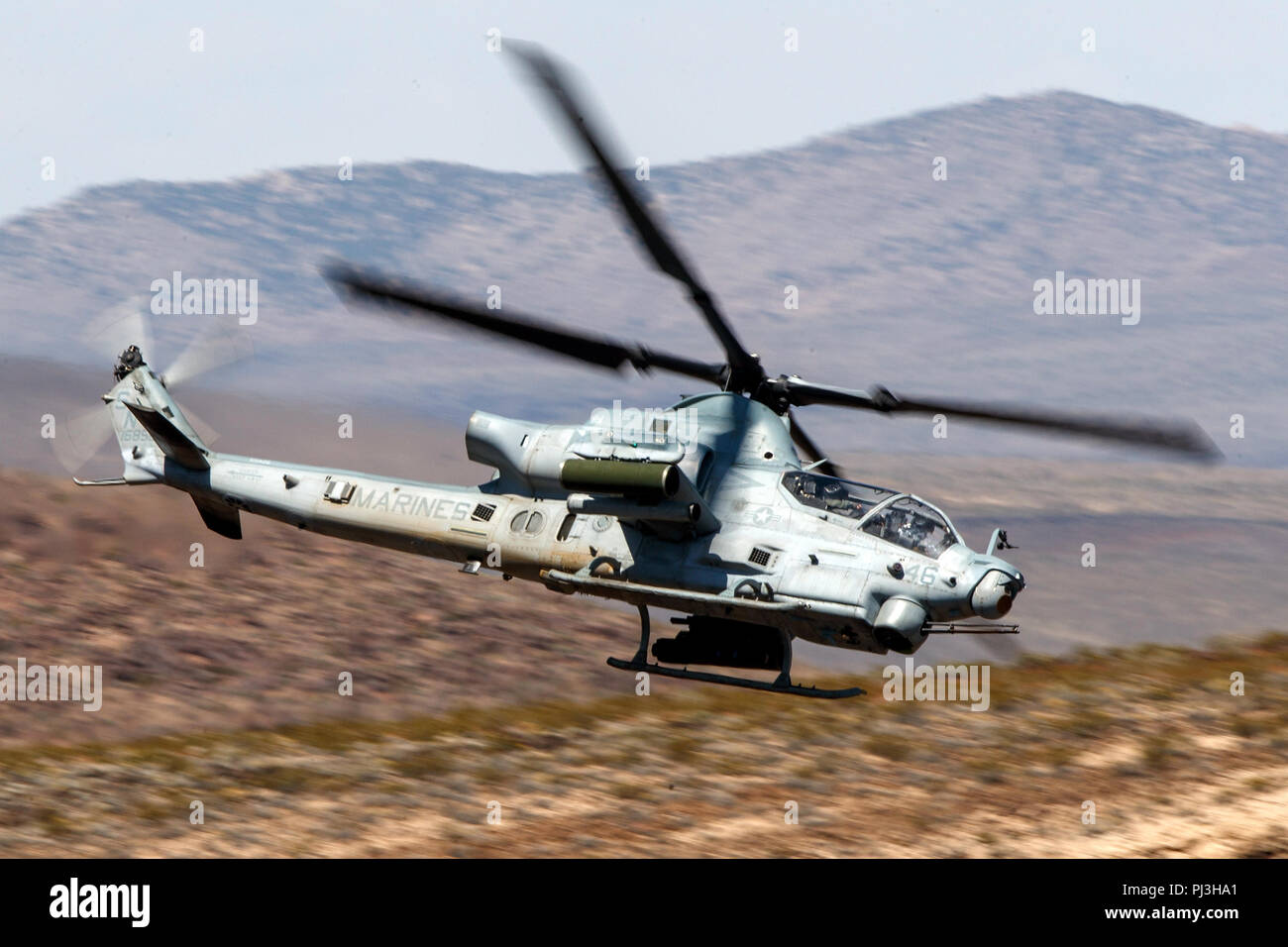 Corps des Marines des États-Unis Bell AH-1Z Viper (SN 168529) vole bas niveau sur la transition par Star Wars Jedi Canyon / Rainbow Canyon, Death Valley National Park, Panamint Springs, California, United States of America Banque D'Images