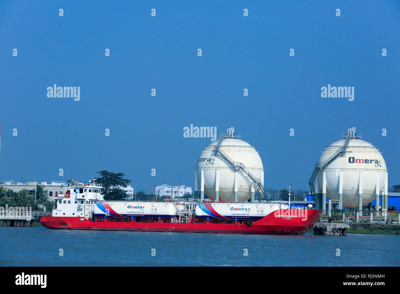 Omera usine de gaz GPL Omera One Ltd sur la rive de la rivière Pasur. Mongla, Bagerhat, Bangladesh Banque D'Images