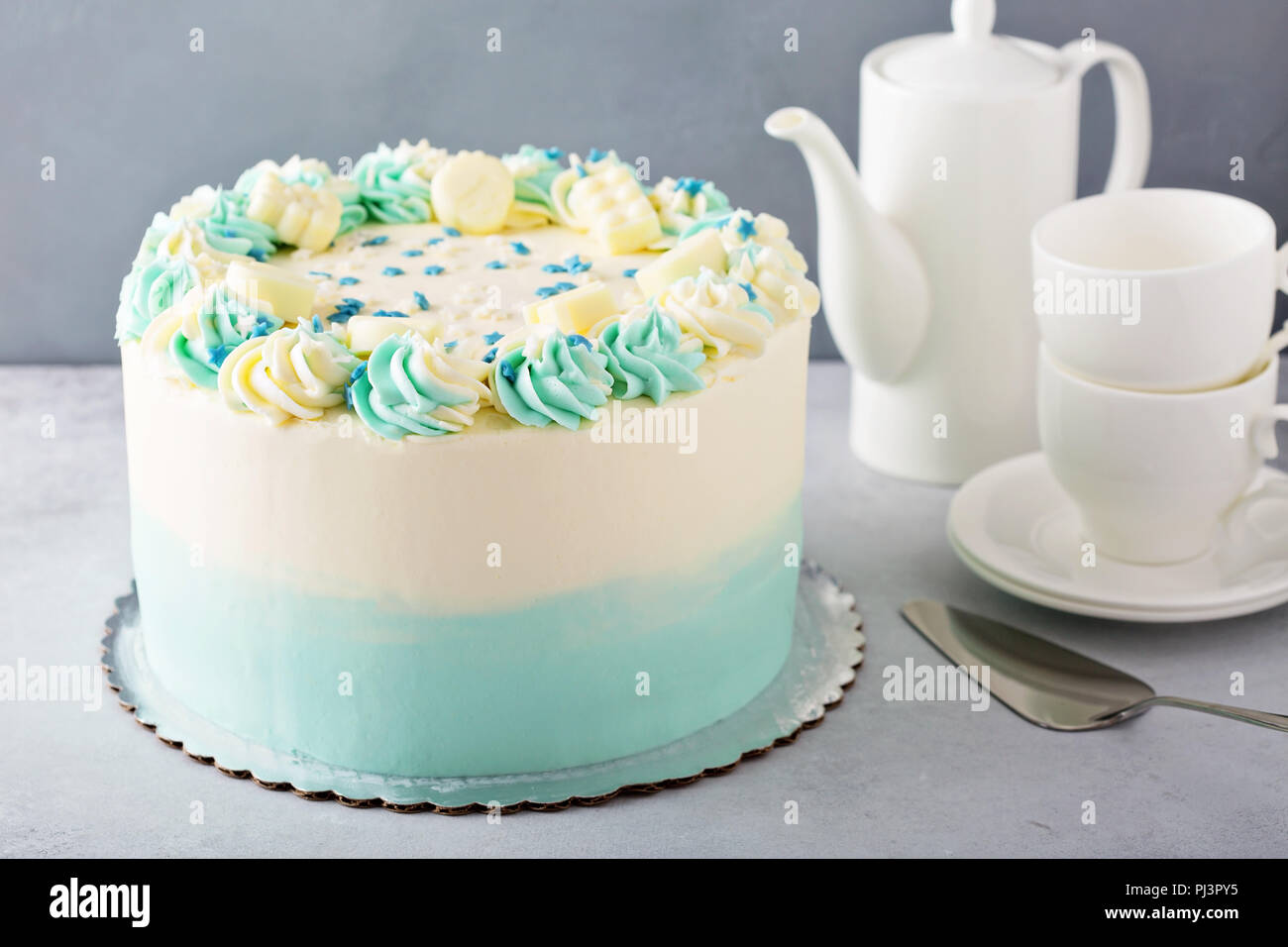 Douche De Bebe Simple Anniversaire Ou Bapteme Gateau Bleu Et Blanc Pour Un Garcon Photo Stock Alamy Douche De Bebe Simple Anniversaire Ou Bapteme Gateau Bleu Et Blanc Pour Un Garcon Photo Stock Alamy