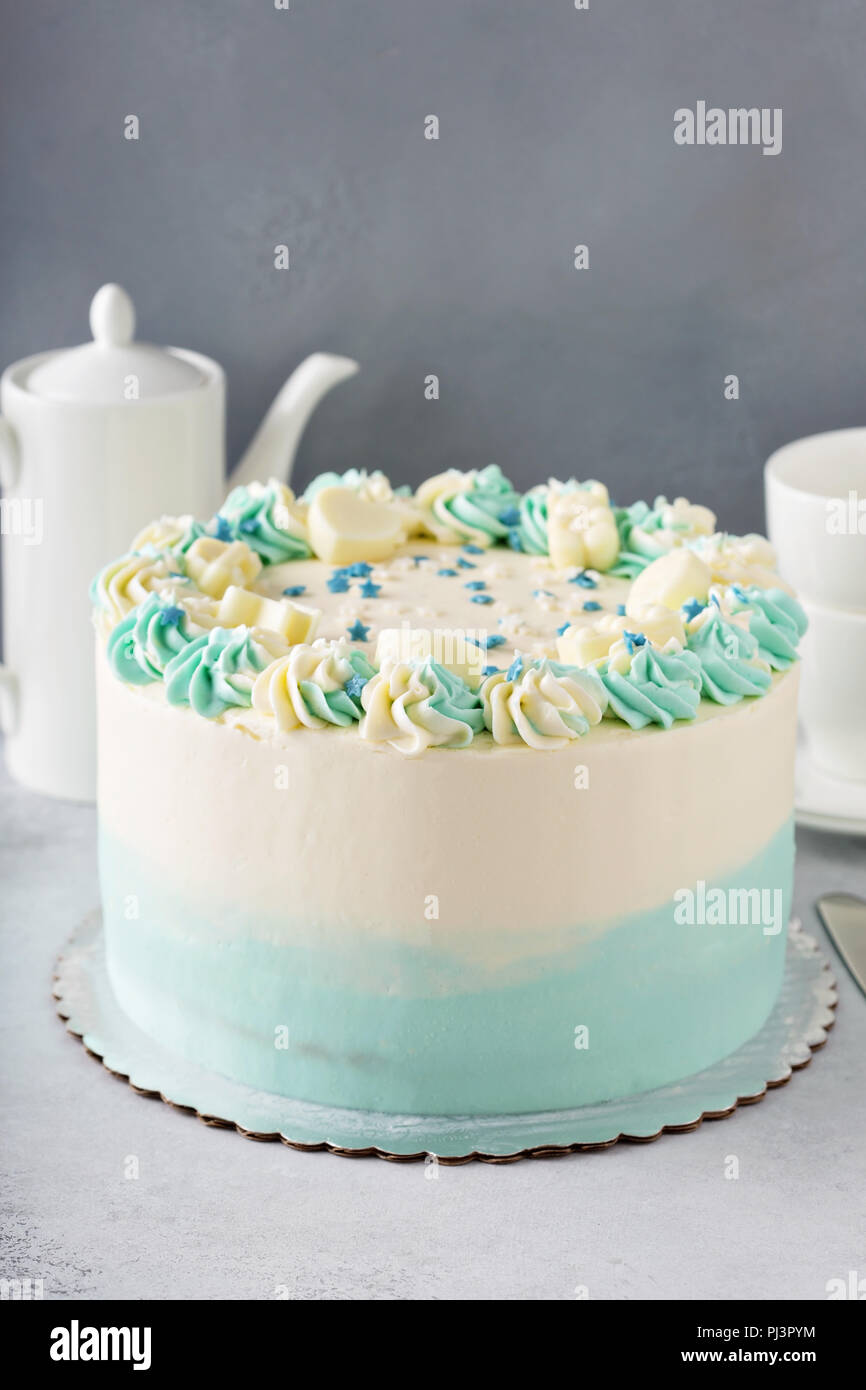 Douche De Bebe Simple Anniversaire Ou Bapteme Gateau Bleu Et Blanc Pour Un Garcon Photo Stock Alamy Douche De Bebe Simple Anniversaire Ou Bapteme Gateau Bleu Et Blanc Pour Un Garcon Photo Stock Alamy