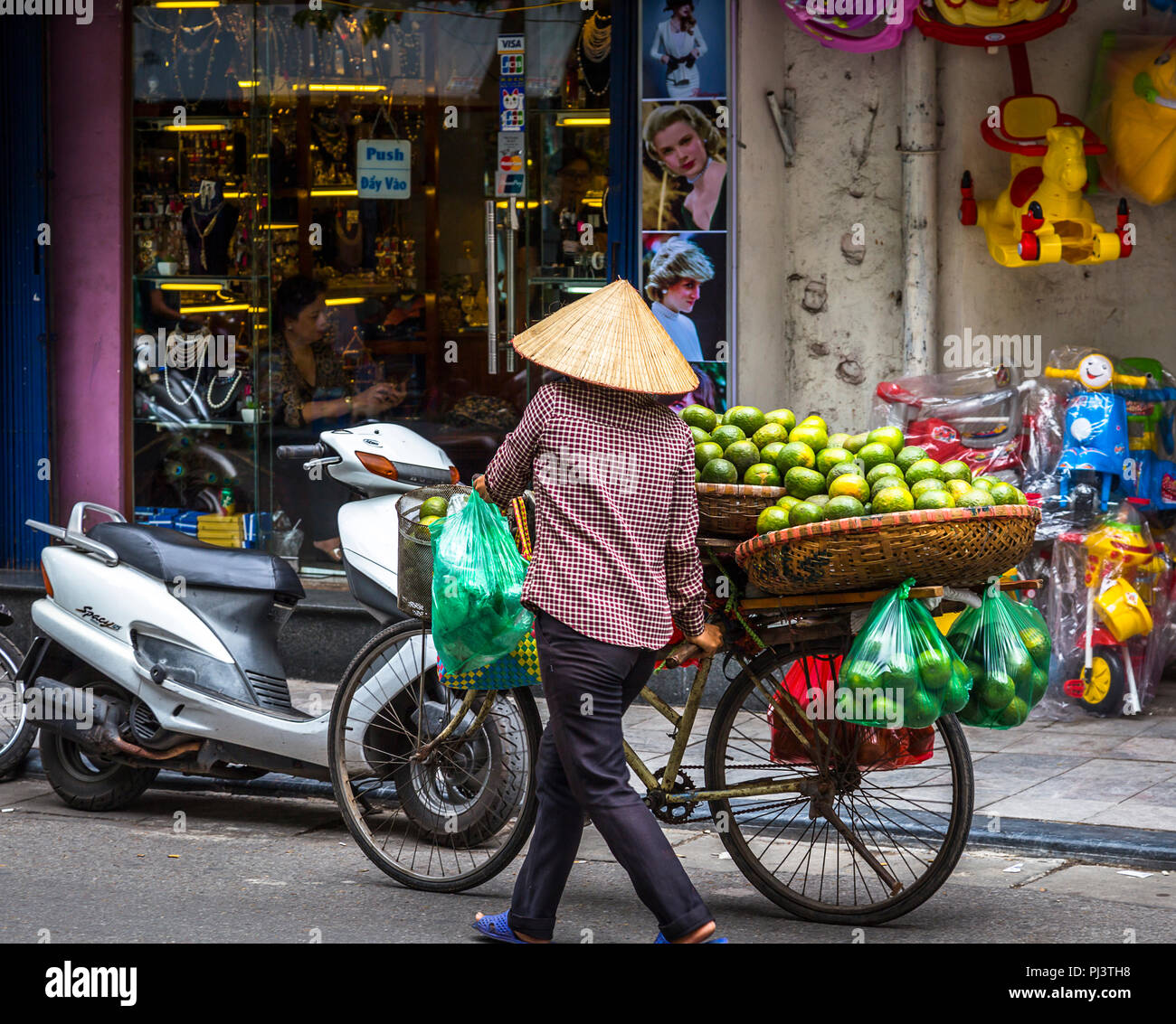 Vendeur de rue, la vente de pommes à partir de son vélo. Banque D'Images