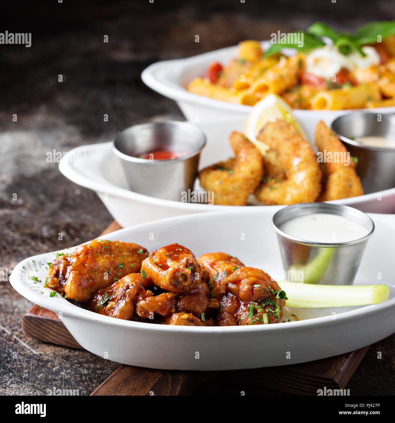 Choix d'entrées avec des crevettes frites et hot wings Banque D'Images