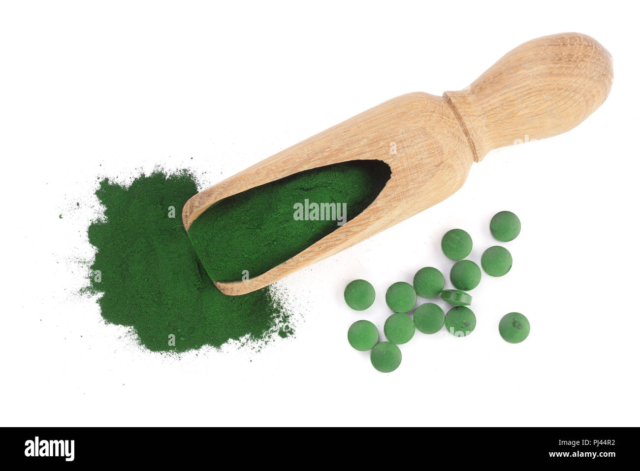 Poudre d'algue spiruline en comprimés et écope en bois isolé sur fond blanc. Vue d'en haut Banque D'Images