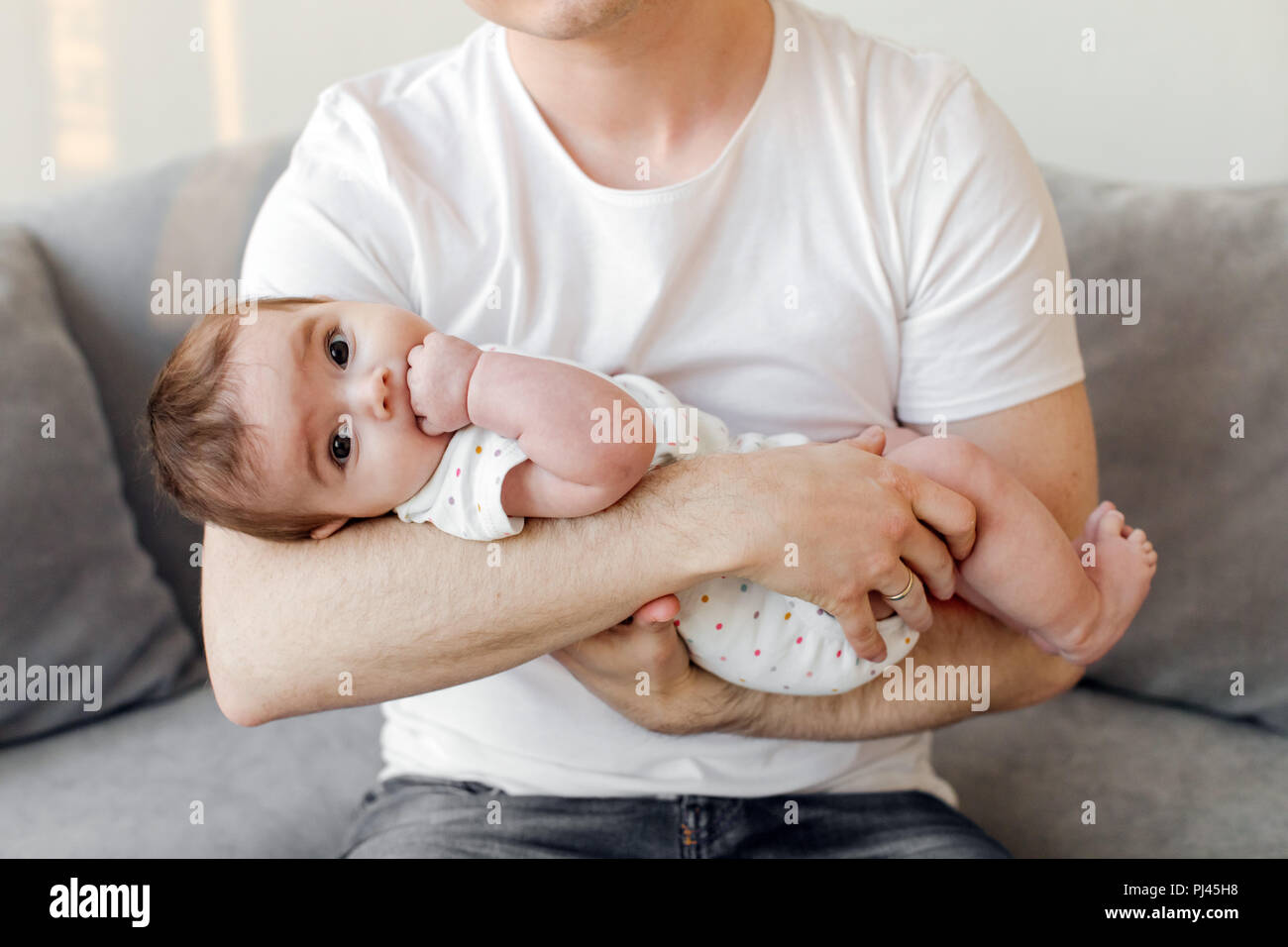 Petit père holding baby Banque D'Images