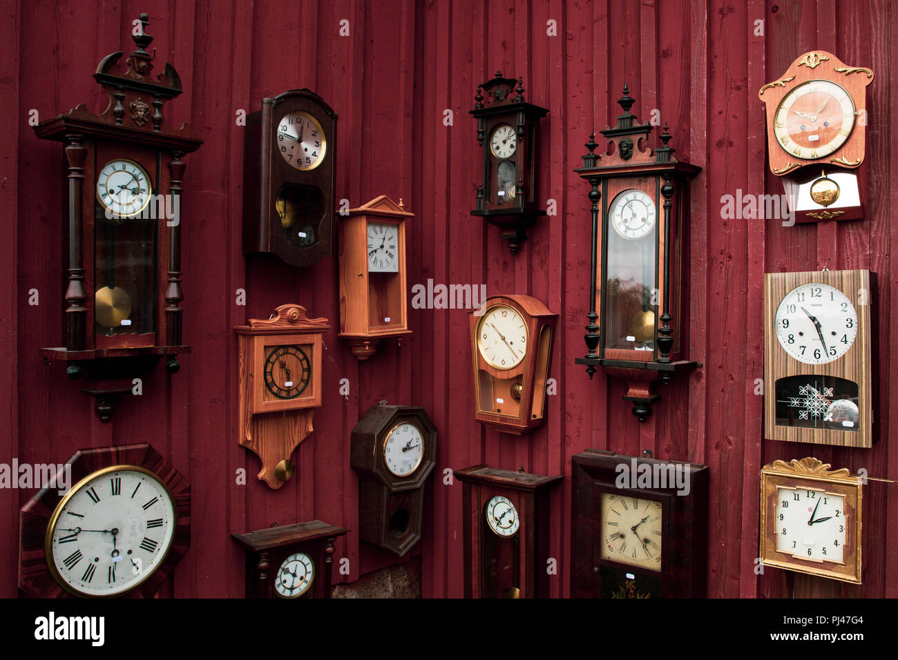 Pendule murale antique coucou Banque de photographies et d’images à