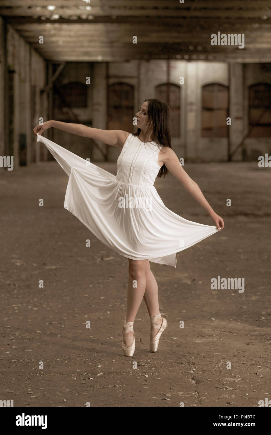 Danseuse de Ballet solo en pointe dans un entrepôt abandonné Banque D'Images