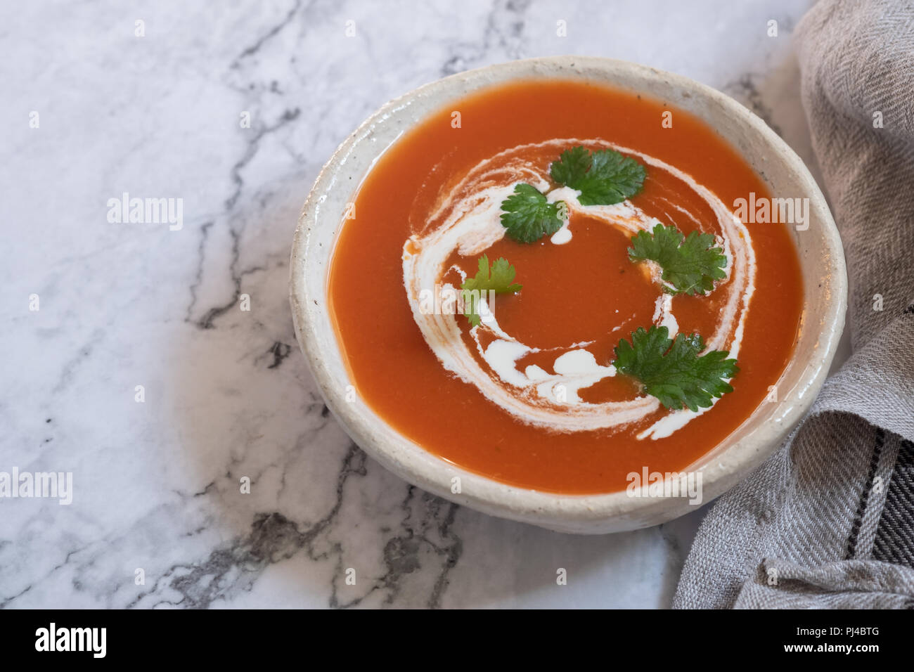 Soupe de tomates fraîches faites maison servi avec de la crème Banque D'Images