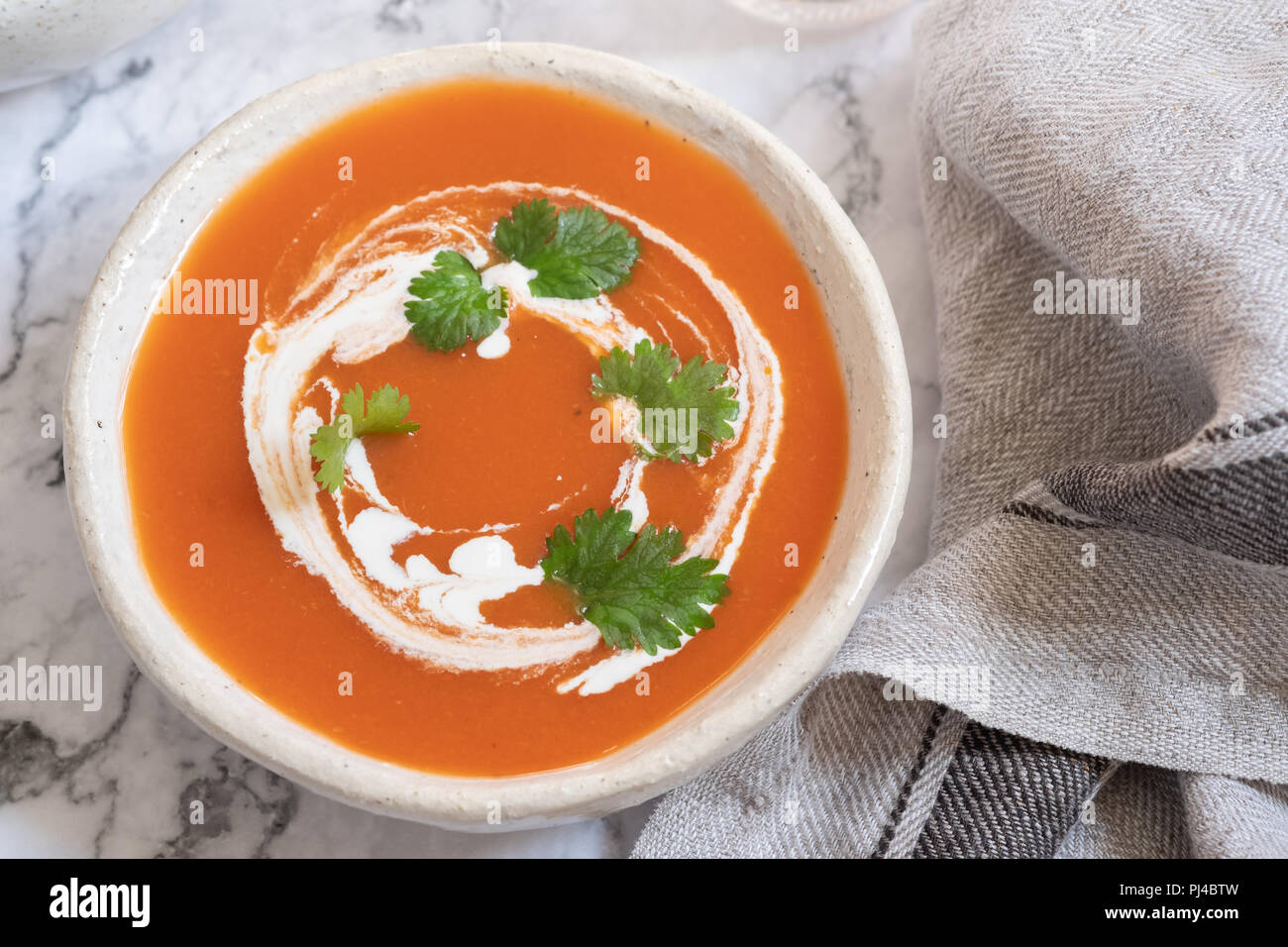 Soupe de tomates fraîches faites maison servi avec de la crème Banque D'Images