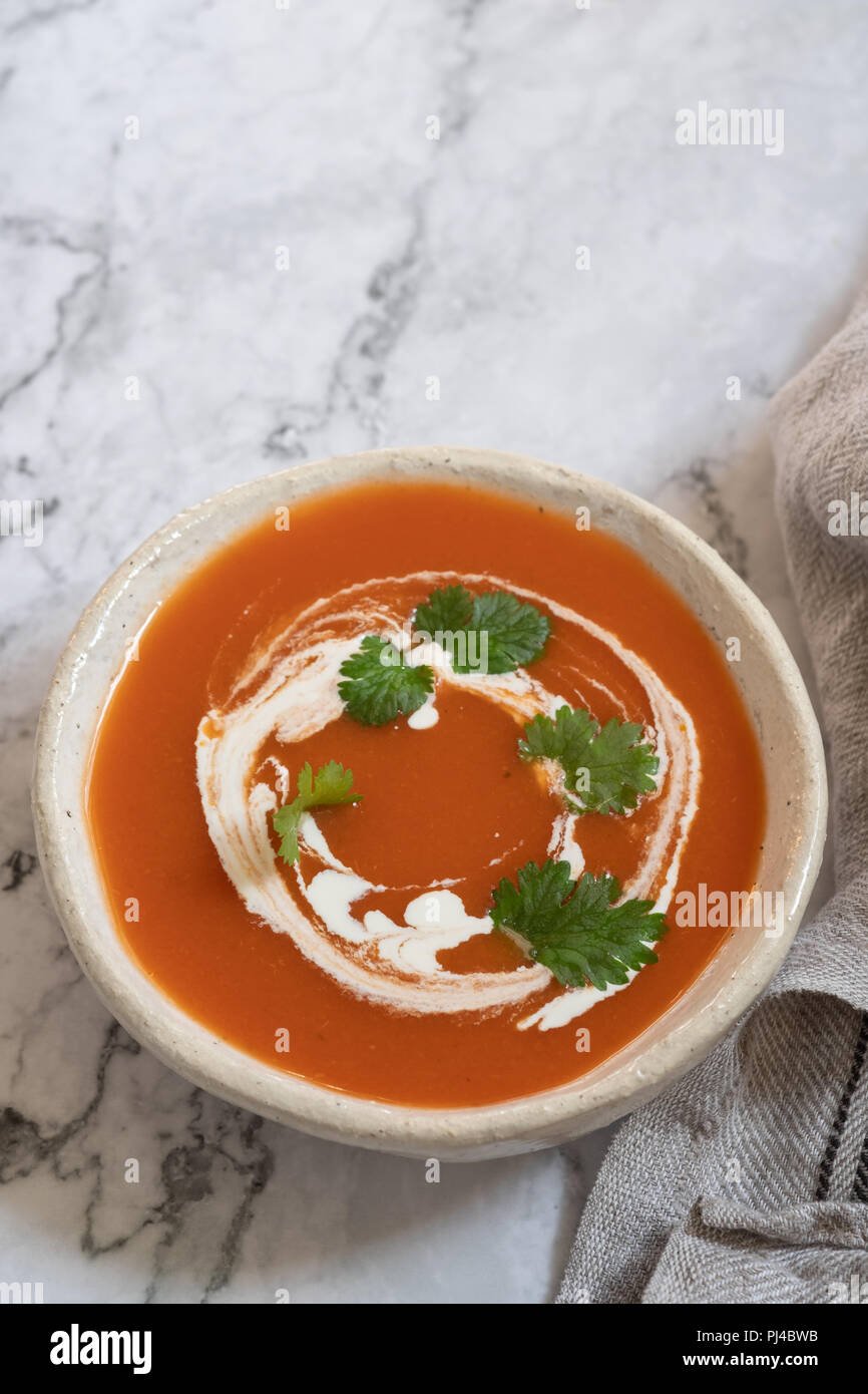 Soupe de tomates fraîches faites maison servi avec de la crème Banque D'Images