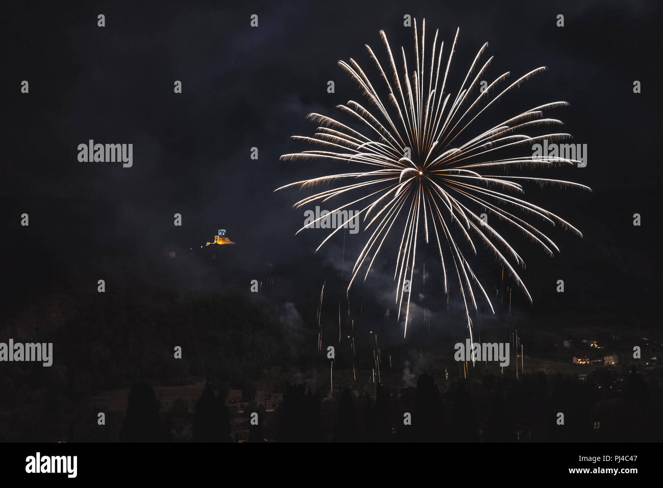 D'artifice blanc avec l'église illuminée du saint patron de la ville historique, Vittorio Veneto, Italie Banque D'Images