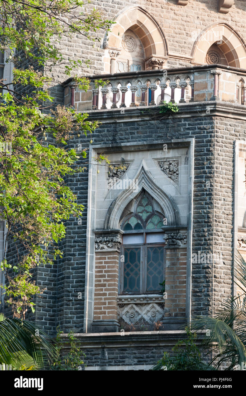 Des fenêtres ornées dans l'immeuble pierre de Bombay High court Banque D'Images