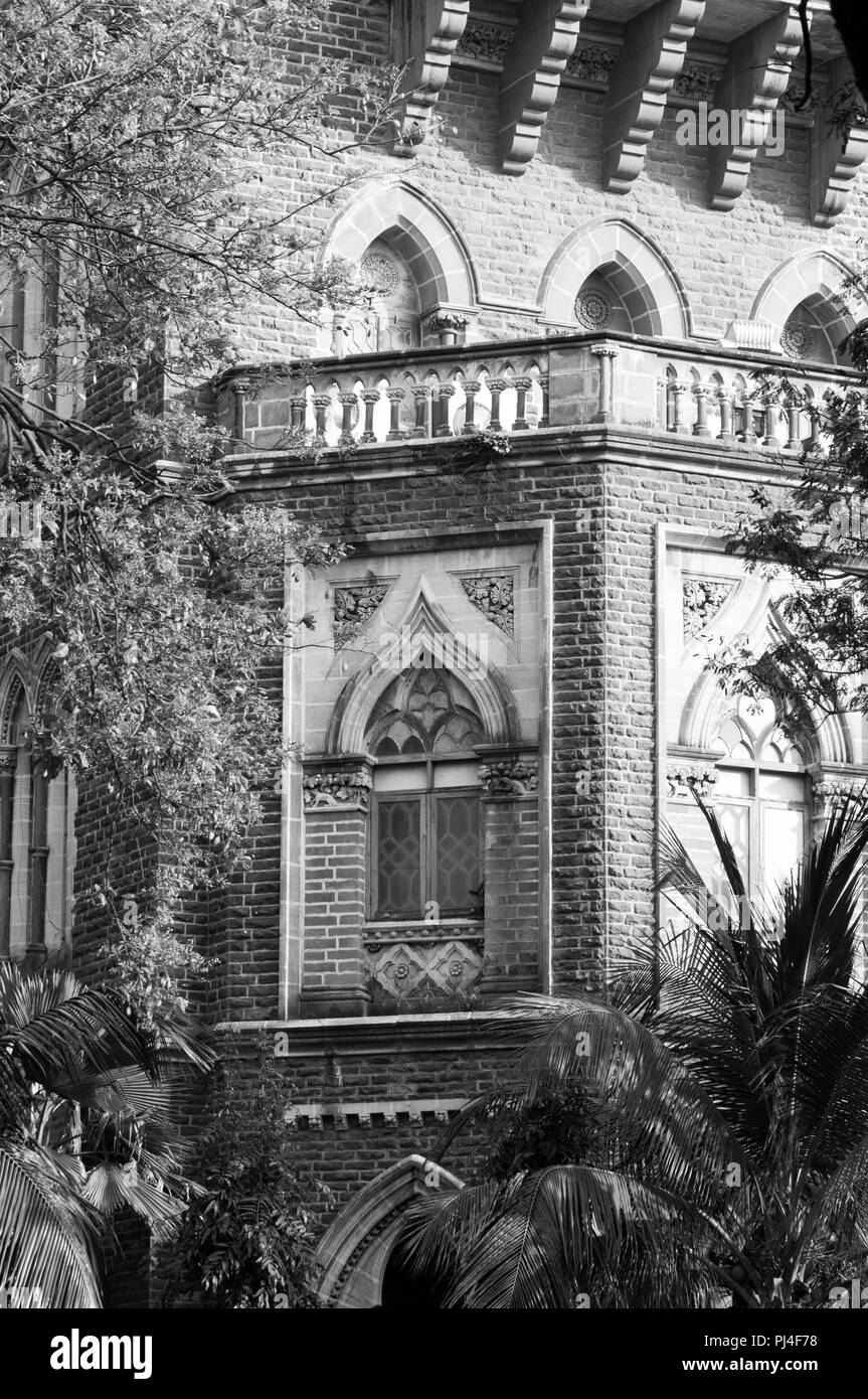 Des fenêtres ornées dans l'immeuble pierre de Bombay High court Banque D'Images