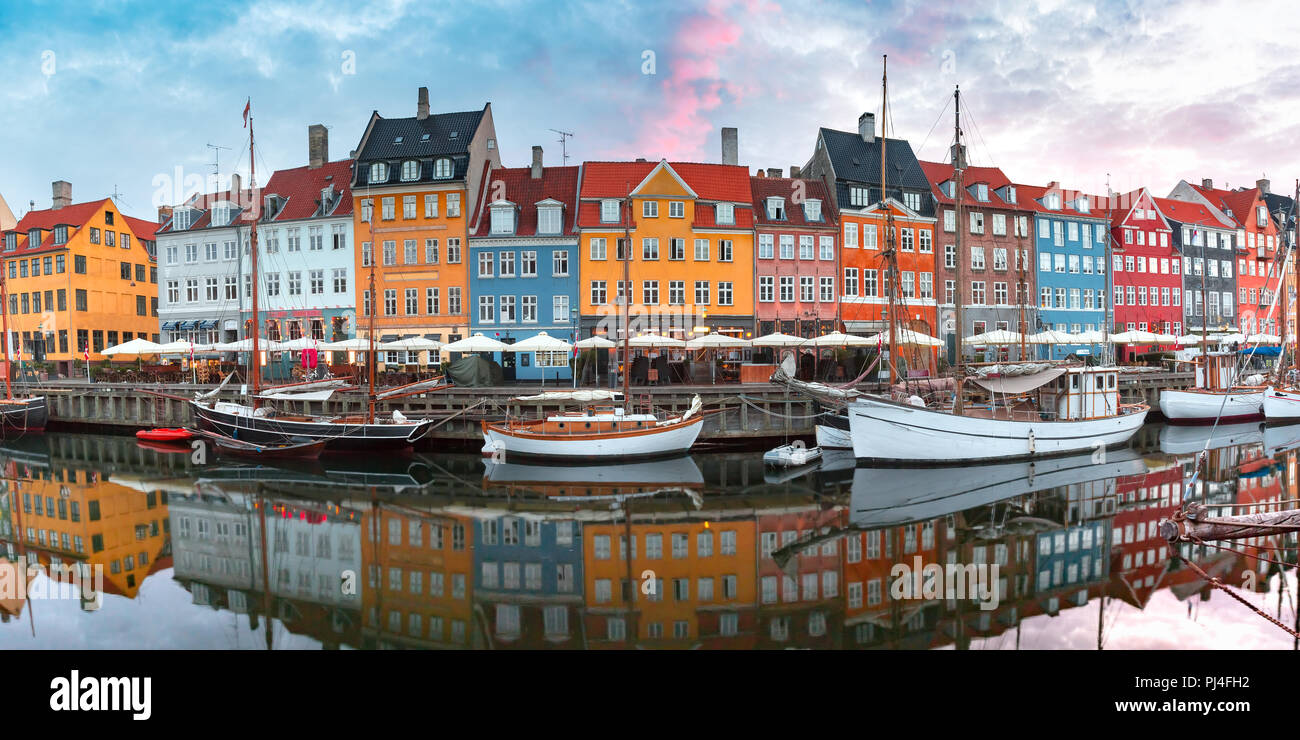 Au lever du soleil de Nyhavn à Copenhague, Danemark. Banque D'Images