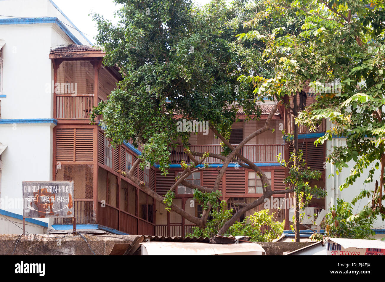 MUMBAI, INDE - Le 23 octobre 2017 : Mission de l'Eglise maison près de Girgaon, Grant Road East, construit en 1921. Des balcons en bois et les arbres sont visibles. Banque D'Images