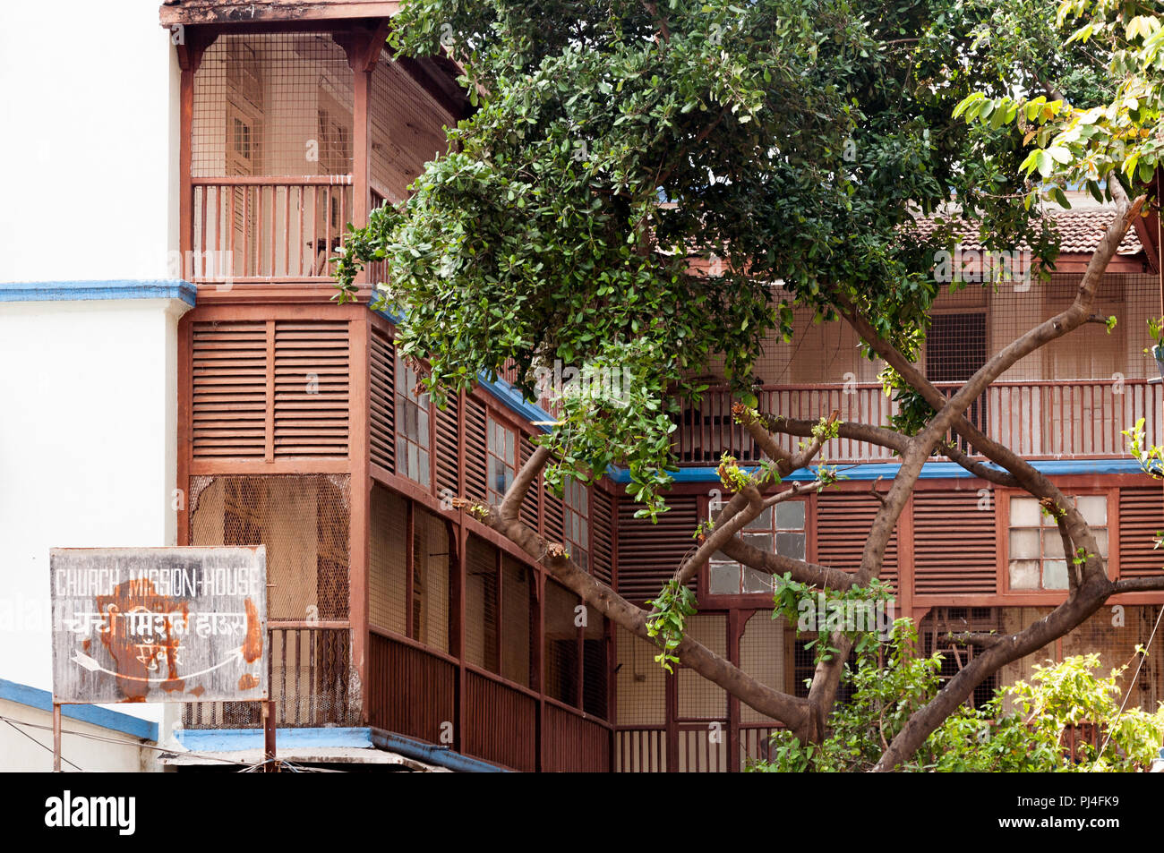 MUMBAI, INDE - Le 23 octobre 2017 : Mission de l'Eglise maison près de Girgaon, Grant Road East, construit en 1921. Des balcons en bois et les arbres sont visibles. Banque D'Images