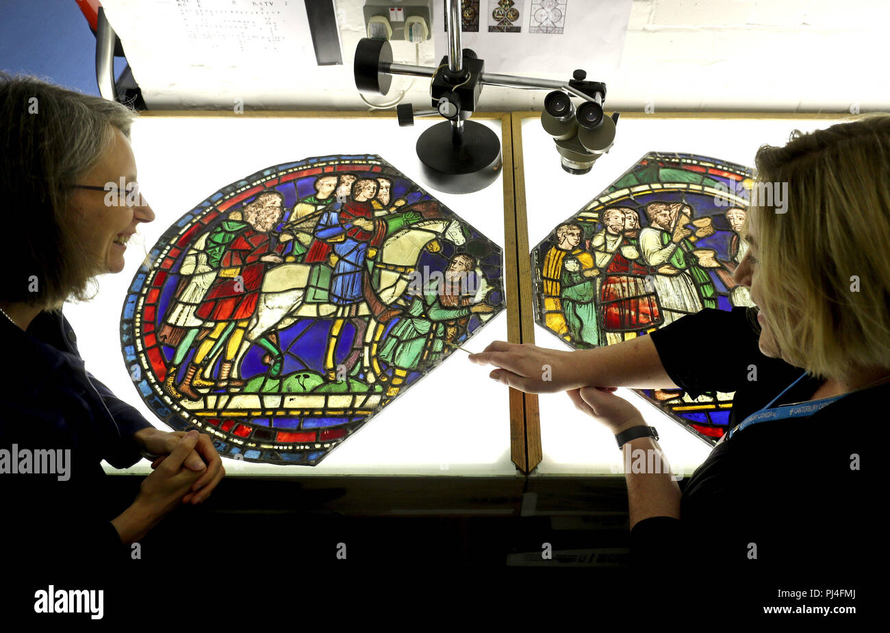 Le Dr Rachel Koopmans, Professeur associé d'histoire à l'Université York à Toronto (à gauche) avec Leonie Seliger, Directeur de la Cathédrale de Canterbury's Glass Studio, voir les panneaux de vitraux à la Cathédrale de Canterbury dans le Kent, qui étaient auparavant considérées comme le travail de restaurateurs victorien mais ont été trouvés à ce jour à la fin du 12e siècle, ce qui en fait les premiers travaux d'art représentant des pèlerins se rendant à Canterbury. Banque D'Images
