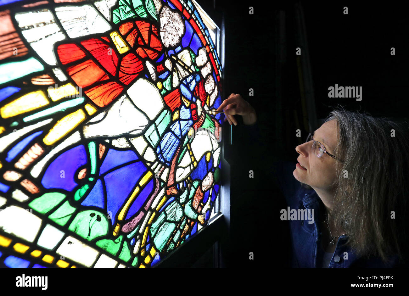 Le Dr Rachel Koopmans, Professeur associé d'histoire à l'Université York à Toronto, les vues des panneaux de vitraux à la Cathédrale de Canterbury dans le Kent, qui étaient auparavant considérées comme le travail de restaurateurs victorien mais ont été trouvés à ce jour à la fin du 12e siècle, ce qui en fait les premiers travaux d'art représentant des pèlerins se rendant à Canterbury. Banque D'Images