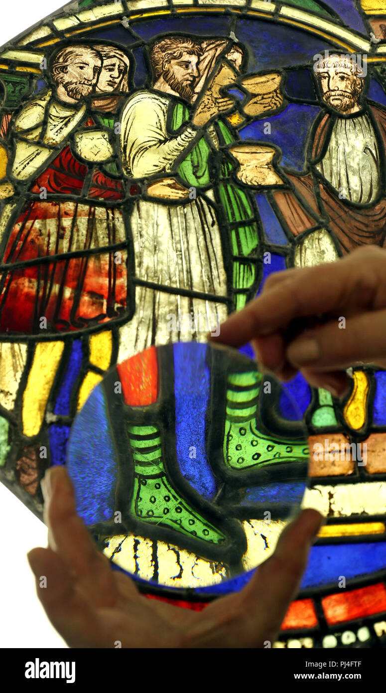 Une vue de panneaux de vitraux à la Cathédrale de Canterbury dans le Kent, qui étaient auparavant considérées comme le travail de restaurateurs victorien mais ont été trouvés à ce jour à la fin du 12e siècle, ce qui en fait les premiers travaux d'art représentant des pèlerins se rendant à Canterbury. Banque D'Images