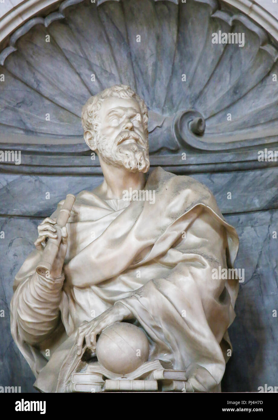 Statue de Galilée à son tombeau dans la Basilique Santa Croce, Florence, Italie. Banque D'Images
