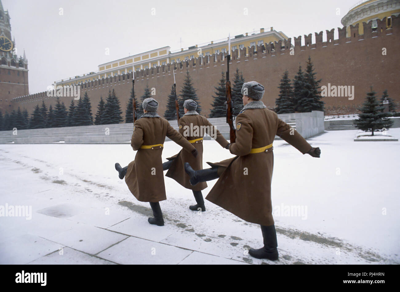 Moscou, Union soviétique, la Place Rouge en janvier 1988, le changement de garde au Kremlin Palace Banque D'Images