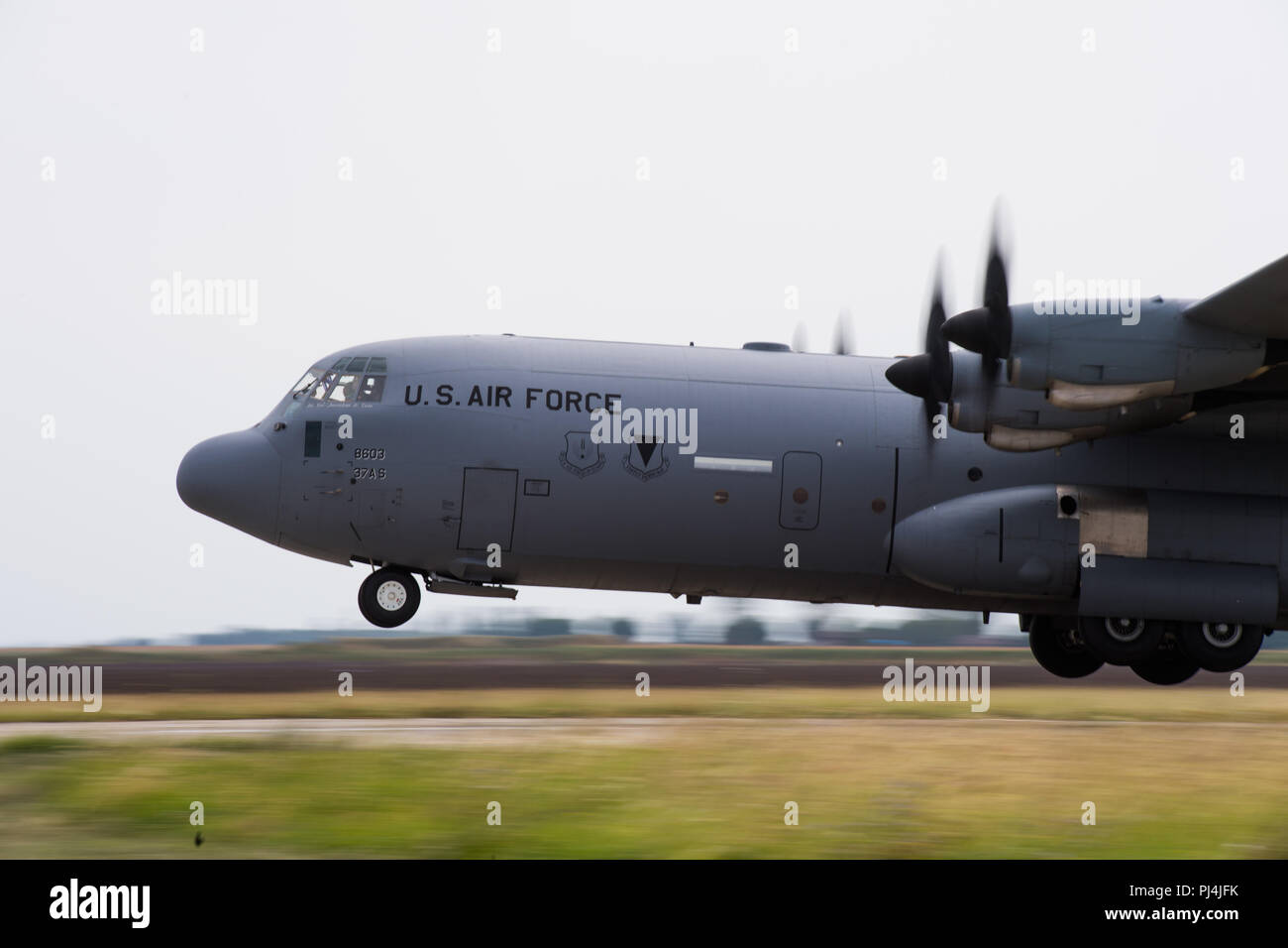 Un U.S. Air Force C-130J Super Hercules affecté à la 37e Escadron de transport aérien, la base aérienne de Ramstein, en Allemagne, des terres sur la base aérienne de Boboc, la Roumanie, le 23 août, 2018. Force aérienne roumaine parachutistes montent à bord de l'appareil avant d'effectuer en ligne statique tombe dans le cadre de l'exercice d'été 2018 des Carpates. (U.S. Photo de l'Armée de l'air par la Haute Airman Devin Boyer) Banque D'Images