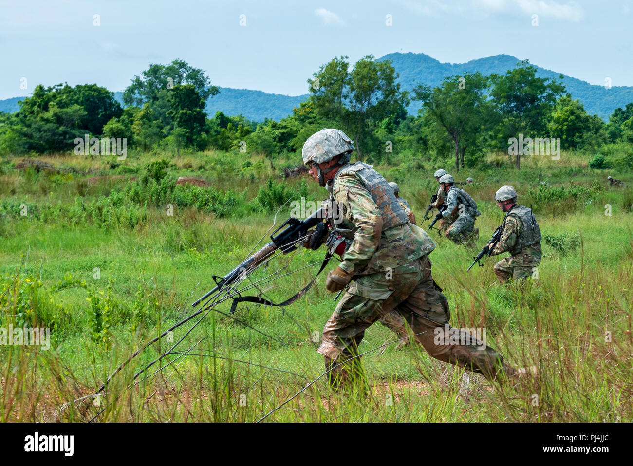 La Garde nationale de l'Idaho et du Montana les soldats de la Garde nationale de l'Armée à partir de la 116ème Cavalry Brigade Combat Team conduite d'un exercice de tir réel avec des soldats de l'Armée royale thaïlandaise à la cavalerie du Centre en Thaïlande Saraburi province le 28 août, le dernier gardien Hanuman 2018 Formation pour les soldats d'infanterie des deux forces. Guardian Hanuman, 20 août 2018 - 30, construit les capacités des deux armées tout en augmentant l'interopérabilité des forces armées des États-Unis et de la Thaïlande, alliés de longue date. Plus de 150 de l'armée américaine et de l'armée de 350 soldats de la Garde nationale et 350 soldats de l'Armée royale thaïlandaise participent à la traini Banque D'Images