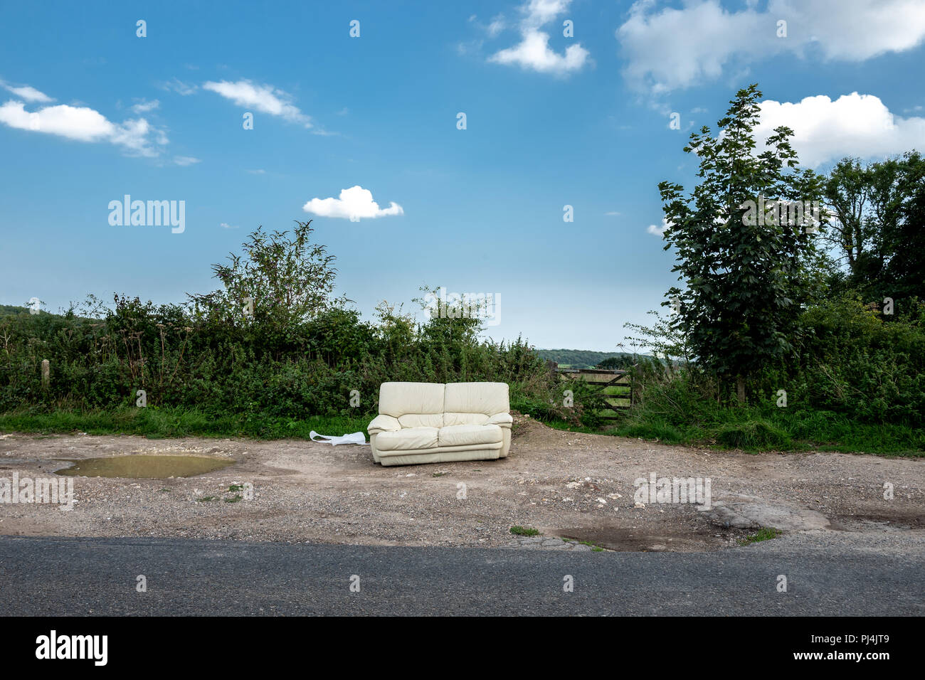 Un canapé abandonné dans le parc national des South Downs Banque D'Images