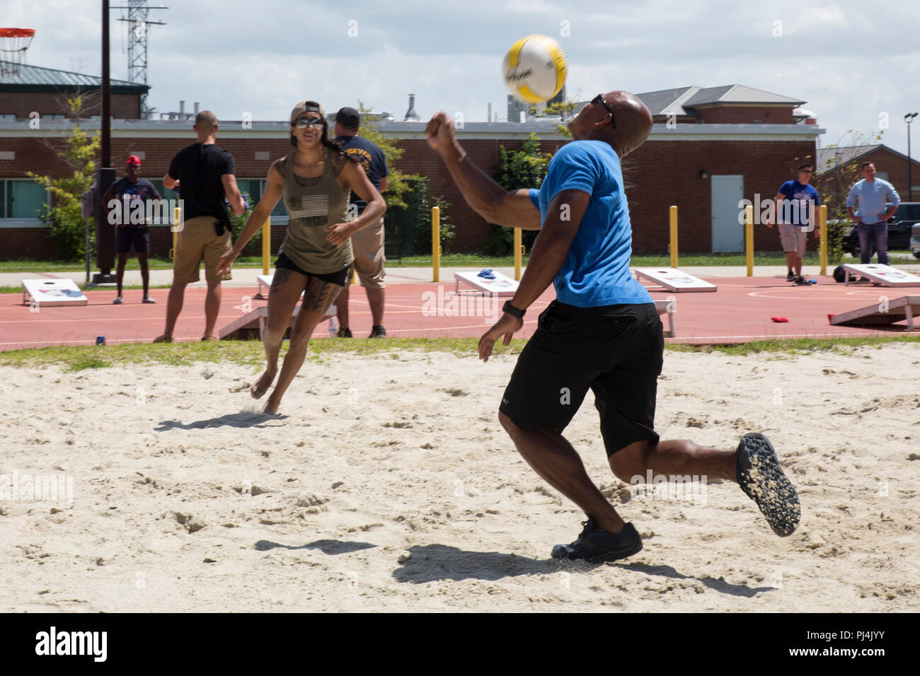 Marines Jouer Au Volley Ball Pendant Le Deuxieme Siege Et L Escadron Barracks Bash A Marine Corps Air Station Cherry Point N C Le 24 Aout 18 L Evenement A Eu Lieu A L H Hs Casernes Afin