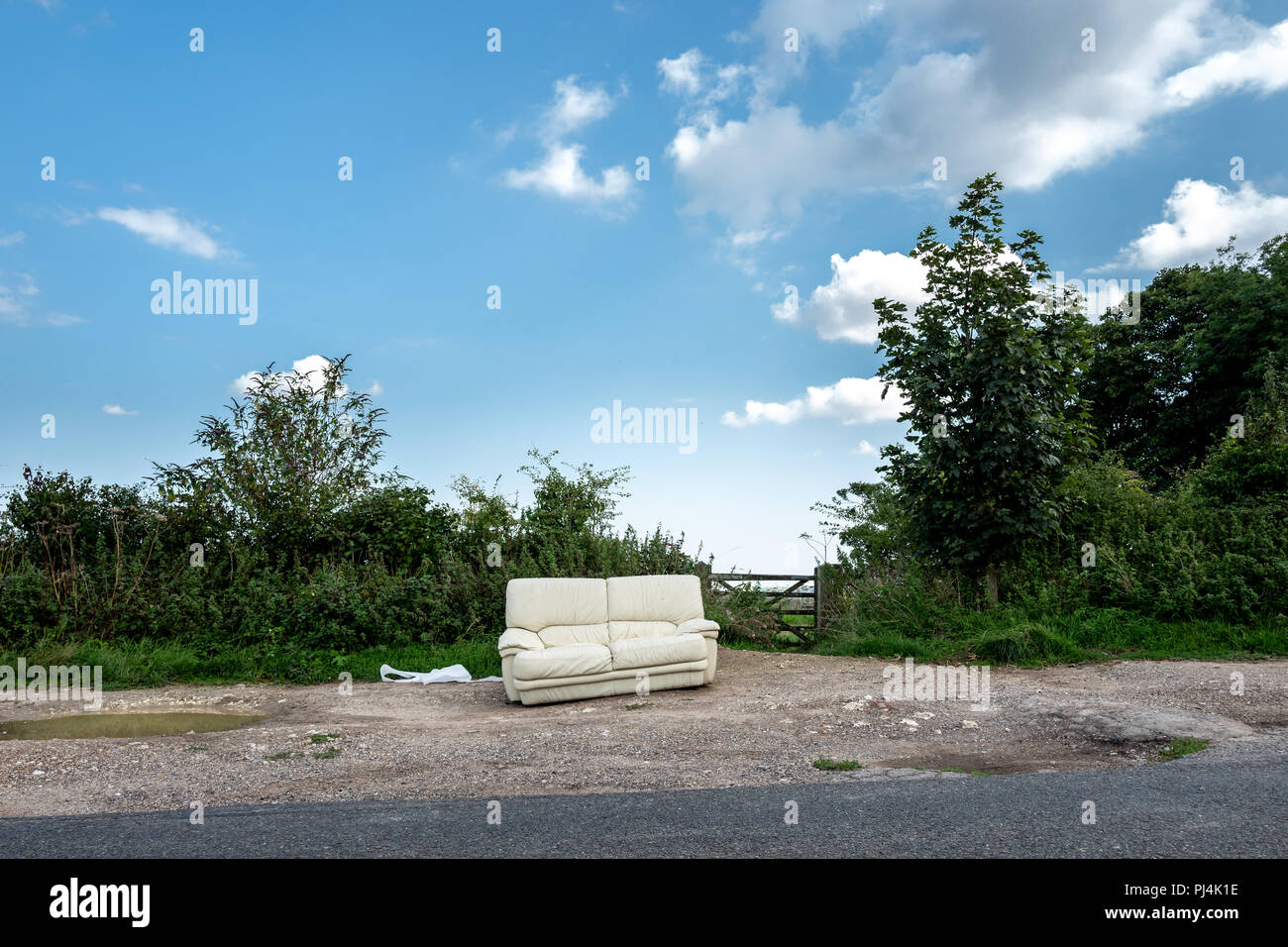 Un canapé abandonné dans le parc national des South Downs Banque D'Images