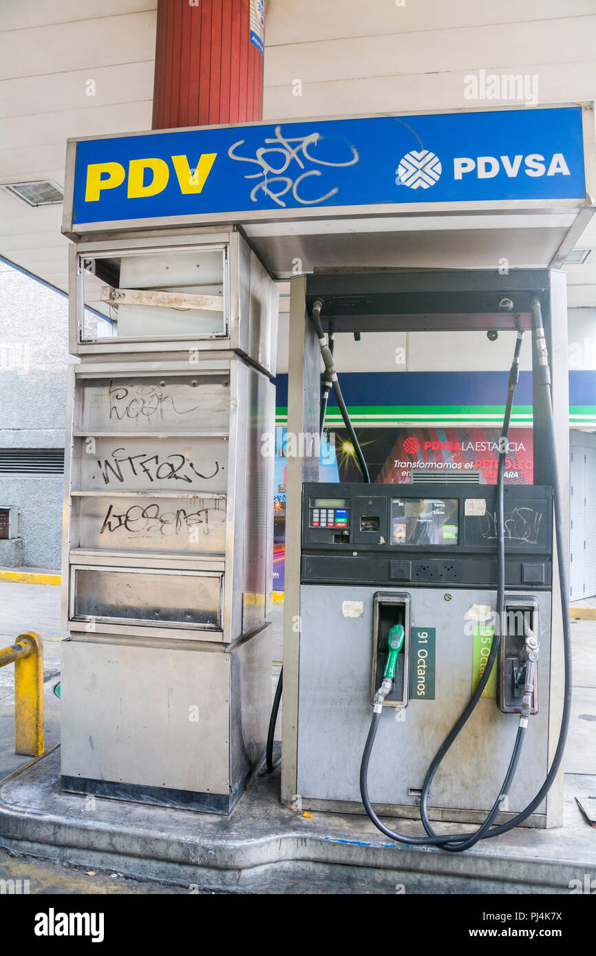 Certaines stations-service, ont été fermées pour manque de carburant. Après que le nouveau président des annonces économiques de Nicolas Maduro, notifiées par la chaîne nationale sur F Banque D'Images
