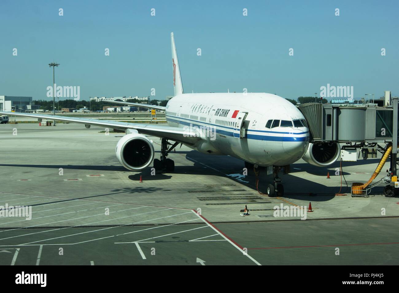 Air China Boeing 777 B-2067 stationné à une porte à l'aéroport de Pékin, Chine Banque D'Images