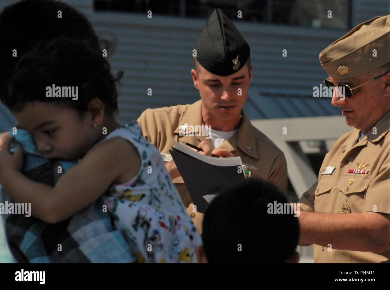 C1 Justin R. Houser, à partir de la sécurité navale, Center-Norfolk réinscrit fièrement cet après-midi à bord du USS Wisconsin (BB-64) devant les membres de sa famille qui sont venus de près et de loin à l'appuyer. Les membres de la famille ont aussi reçu des certificats d'appréciation après la brève cérémonie. L'USS California (BB-64) est un cuirassé qui Iowa-Class est amarré en permanence à côté de l'hôtel Hampton Roads Naval Museum dans le centre-ville de Norfolk, en Virginie, en tant que bateau musée. Le navire est un lieu populaire pour les cérémonies militaires, et est utilisée pour la zone de commandes. Pour en savoir davantage sur la mise en place d'un mil Banque D'Images