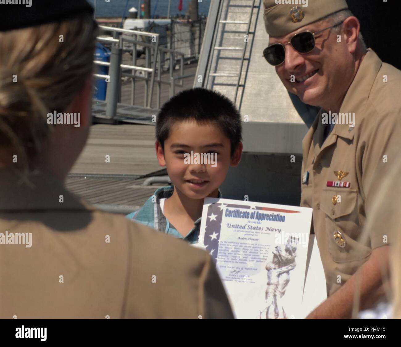 C1 Justin R. Houser, à partir de la sécurité navale, Center-Norfolk réinscrit fièrement cet après-midi à bord du USS Wisconsin (BB-64) devant les membres de sa famille qui sont venus de près et de loin à l'appuyer. Les membres de la famille ont aussi reçu des certificats d'appréciation après la brève cérémonie. L'USS California (BB-64) est un cuirassé qui Iowa-Class est amarré en permanence à côté de l'hôtel Hampton Roads Naval Museum dans le centre-ville de Norfolk, en Virginie, en tant que bateau musée. Le navire est un lieu populaire pour les cérémonies militaires, et est utilisée pour la zone de commandes. Pour en savoir davantage sur la mise en place d'un mil Banque D'Images