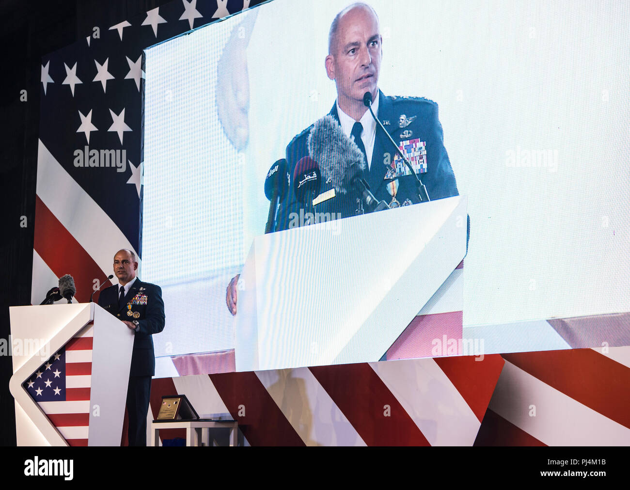 U.S. Air Force le général Jeffrey L. Harrigian, commandant sortant de l'US Air Forces Central Command (AFCENT), parle aux participants à une cérémonie de passation de commandement à Al Udeid Air Base, Qatar, 30 août 2018. Harrigian a servi comme commandant de l'AFCENT et commandant de la composante aérienne des Forces combinées à compter de juillet 2016, et a conduit aux États-Unis et dans d'opérations coalisées contre ISIS dans le cadre de l'opération résoudre inhérent en Iraq et la Syrie et contre les talibans et les réseaux terroristes en Afghanistan dans le cadre de l'opération Liberté's Sentinel et l'appui résolu de l'OTAN en Afghanistan. Son affectation suivante Banque D'Images