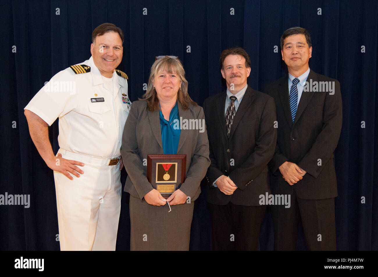 Amy Le Doux, Carderock's service client pour le Bureau du Programme de la  classe de Virginie (MP450), reçoit le Capt Harold E. Saunders Award pour la  gestion technique exemplaire au Naval Surface