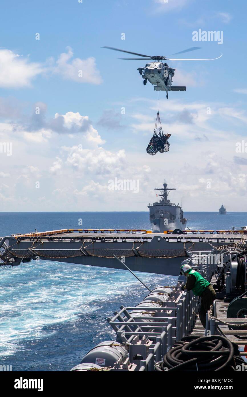 180830-N-JN023-0083 de l'OCÉAN ATLANTIQUE (Aug. 30, 2018) Un transfert Seahawk MH-60S'approvisionner auprès de l'appui au combat rapide navire USNS Supply (T-AOE 6) pour la classe Wasp-navire d'assaut amphibie USS Kearsarge LHD (3) au cours d'un ravitaillement en mer dans le cadre du groupe aéronaval (CSG) Quatre 4 groupe amphibie, Marine Expeditionary Unit Exercise (ARGMEUEX). Groupe amphibie Kearsarge et 22e Marine Expeditionary Unit sont l'amélioration de l'intégration interarmées, la létalité et capacités collectives de l'équipe de Navy-Marine corps grâce à une planification et l'exécution de la formation difficile et réaliste Banque D'Images