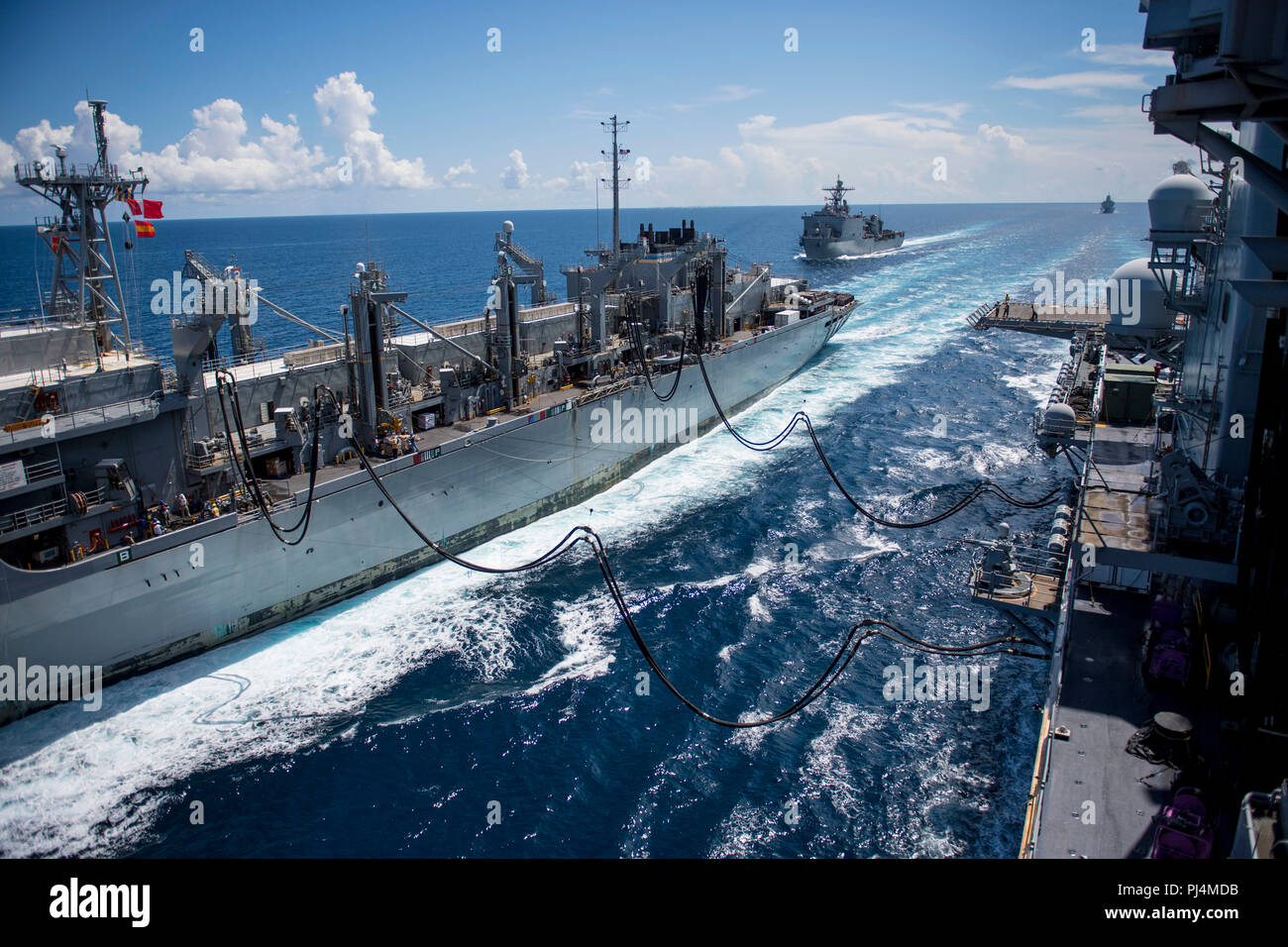180830-N-up035-0045 de l'OCÉAN ATLANTIQUE (Aug. 30, 2018) quai navire de débarquement amphibie USS Fort McHenry (LSD 43), tire sur le long navire de soutien de combat rapide USNS Supply (T-AOE 6) et d'assaut amphibie USS Kearsarge LHD (3) au cours d'un ravitaillement en mer dans le cadre du groupe aéronaval (CSG) Quatre 4 groupe amphibie, Marine Expeditionary Unit Exercise (ARGMUEX). Groupe amphibie Kearsarge et 22e Marine Expeditionary Unit sont l'amélioration de l'intégration interarmées, la létalité et capacités collectives de l'équipe de Navy-Marine corps grâce à une planification et l'exécution d'un défi et réalisme Banque D'Images