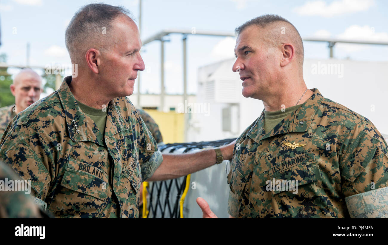 Le général du Corps des Marines des États-Unis Mark A. Brilakis, gauche, parle de U.S. Marine Corps Brig. Gen. Karsten S. Heckl pendant une visite sur Marine Corps Air Station New River, le 28 août 2018. Le général Brilakis visité la 2ème aile d'avion Marine (2d MAW) afin de s'orienter sur l'état actuel de 2d Maw. Brilakis est le commandant général du Commandement des Forces maritimes. Heckl est le général commandant du 2d MAW. Banque D'Images